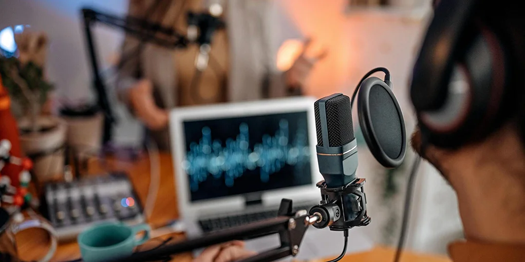 You are currently viewing Harmonizing Voices: The Symbiotic Relationship Between Podcasting and Social Media